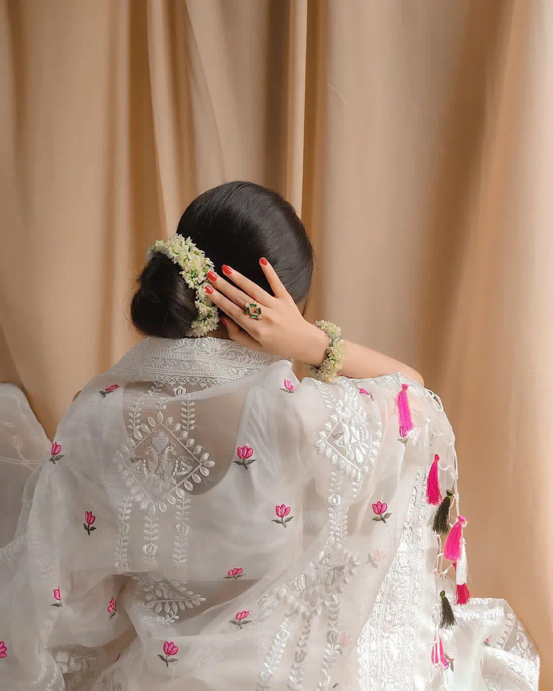 Gulnoor – Off-White Chikankari Silk Organza Saree with Tassels & Contrast Blouse