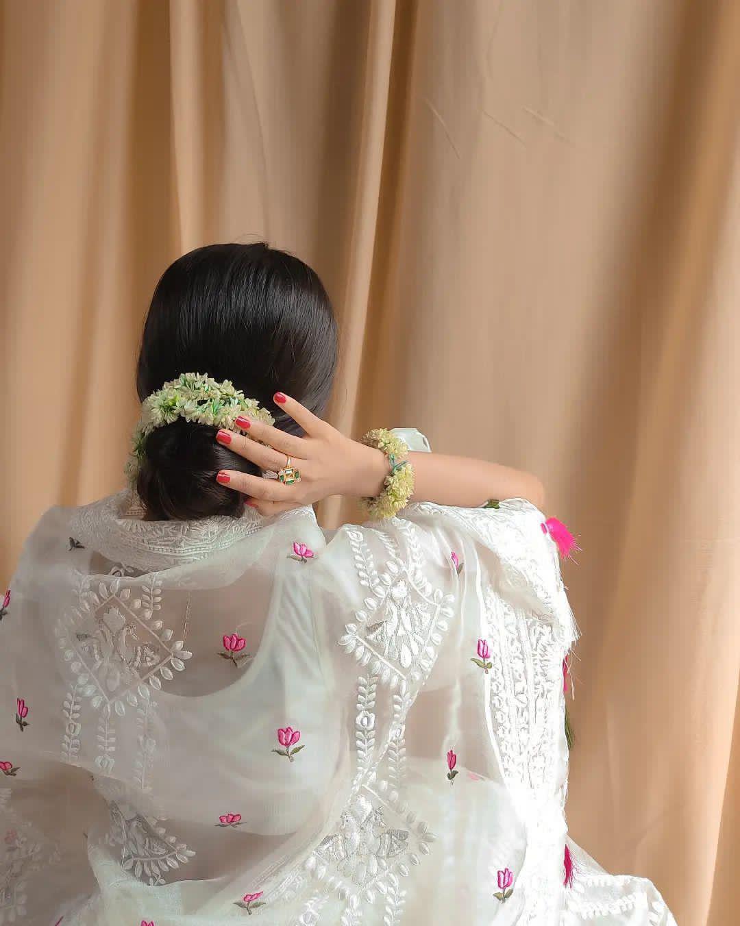 Gulnoor – Off-White Chikankari Silk Organza Saree with Tassels & Contrast Blouse